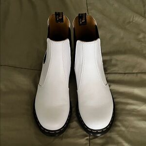 White Chelsea Slip-On woman’s Boots